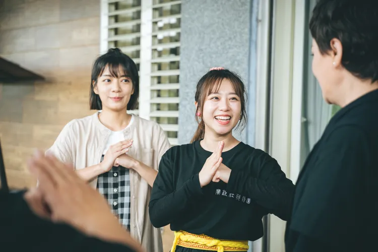 林雨宣（左）與鄭茵聲飾演感情深厚的姊妹，為獲得母親(陳亞蘭飾)的認可，費盡苦心。公視台語台提供