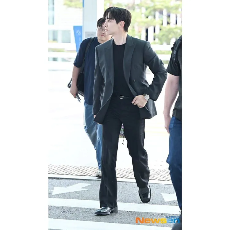 李俊昊從韓國仁川機場出發時，所戴的腕錶為伯爵Polo系列日期顯示自動上鍊腕錶。翻攝newsen