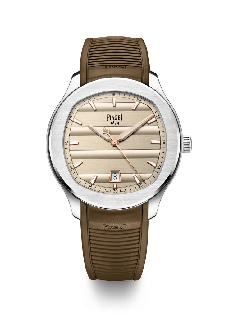 PIAGET Polo系列日期顯示自動上鍊腕錶 (世家150週年紀念款)，42mm，精鋼錶殼，精鋼錶殼，璣刻橫向雕飾錶面，深卡其色橡膠錶帶，伯爵自製1110P自動上鍊機芯，動力儲存50小時，47萬9000元。品牌提供 