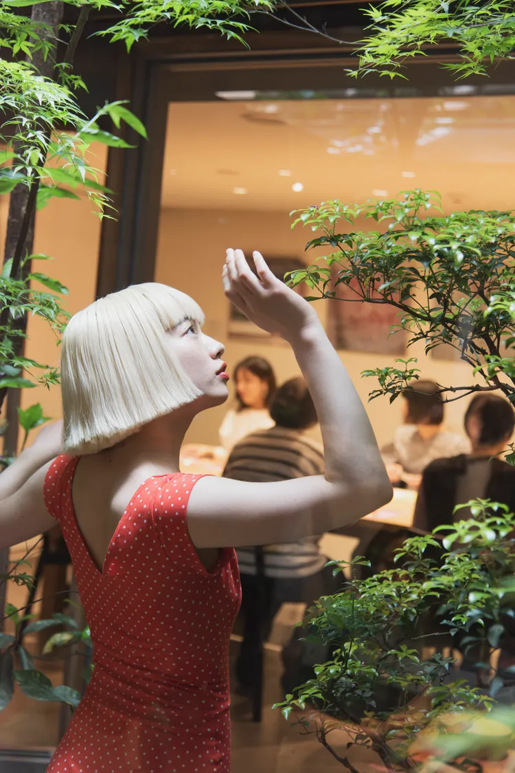 山田葵進行情境式即興舞蹈演出。品牌提供