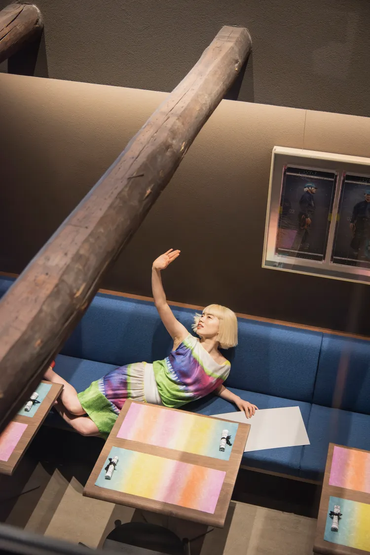 山田葵進行情境式即興舞蹈演出。品牌提供