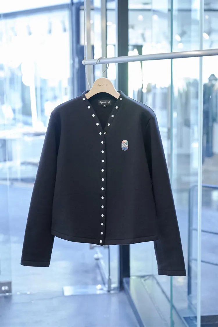 agnès b.推出山田葵OBENTO限定款式經典開襟外套。品牌提供