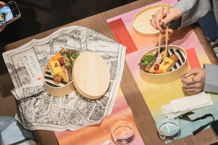 餐盒外層以藝術家手繪祇園地圖的方巾作為風呂敷包布。品牌提供