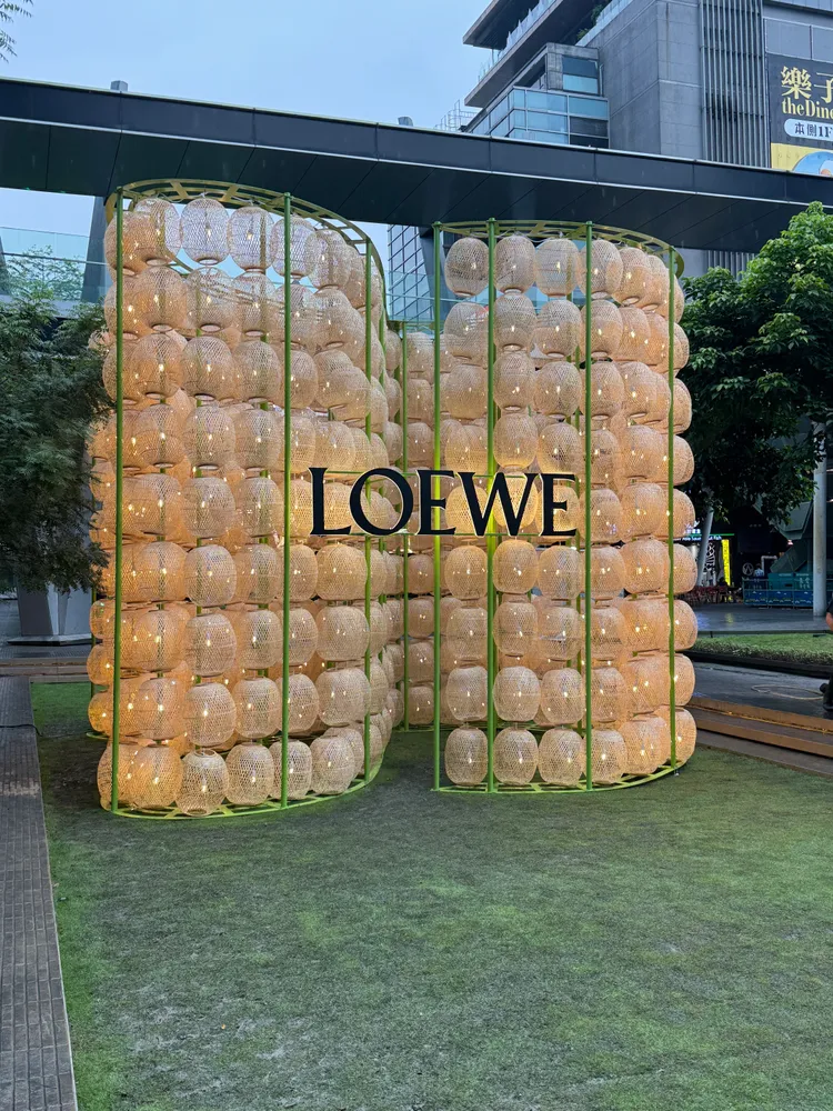 由630個燈籠組成的巨大裝置藝術。張家玲攝