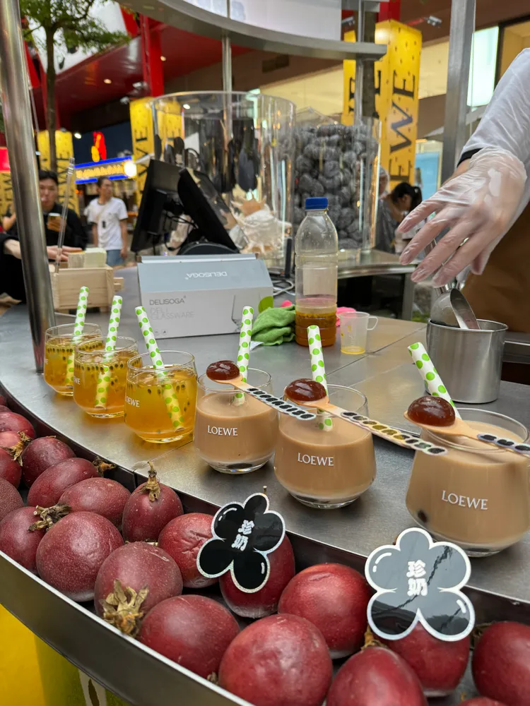 飲品攤位擁有巨大黑糖粉果奶茶和百香山茶花佐桂花茶凍。張家玲攝