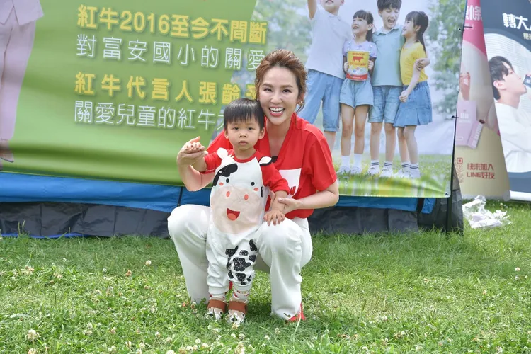 張齡予帶兒子「小班長」一起出席公益活動。攝影中心攝