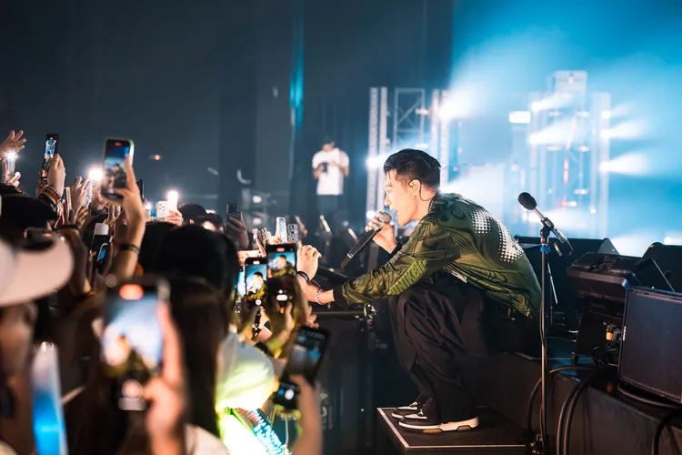 周湯豪近距離互動寵粉。環球音樂提供