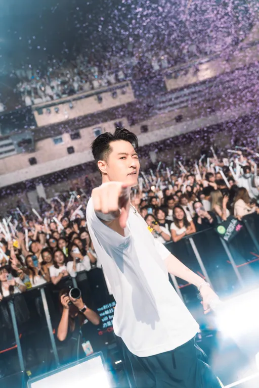 周湯豪嗨到濕身求粉絲賜底褲 星馬開唱遇意外驚吐:差點去了