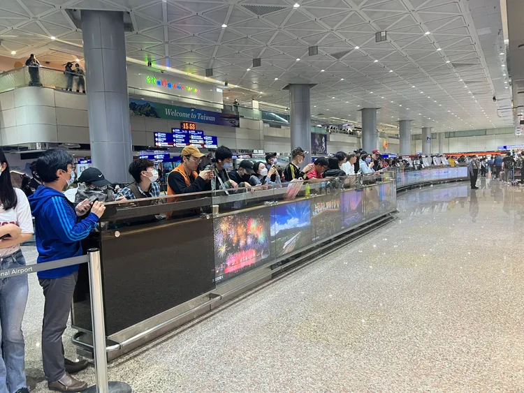 上百名粉絲在桃園機場入境大廳等IU，以及搭同班機的EXO成員XIUMIN。陳薇安攝