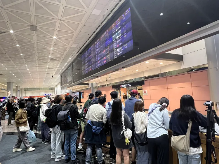 不少IU粉絲手中拿著義美泡芙苦等偶像。陳薇安攝