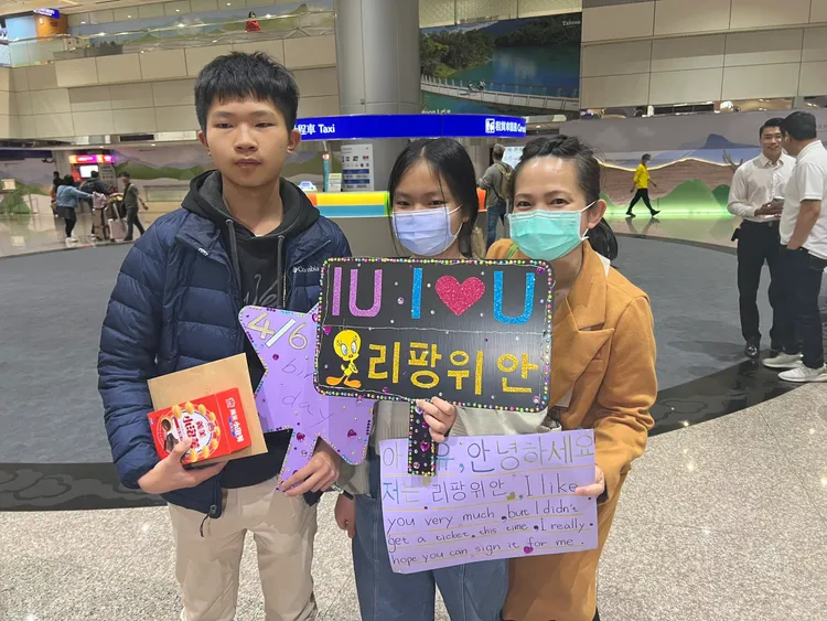 15歲的李小弟（左）跟妹妹、媽媽一起追星，等了9小時。陳薇安攝