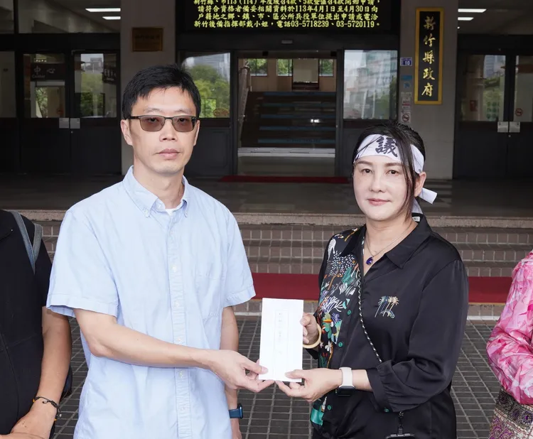 保局長蕭宏杰接受業者陳情。新竹縣府提供