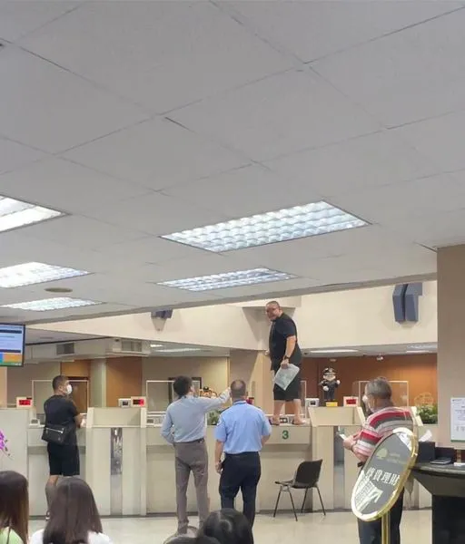 領嘸錢!百公斤激動男跳上銀行櫃檯咆哮 網酸:桌子壓力測試?