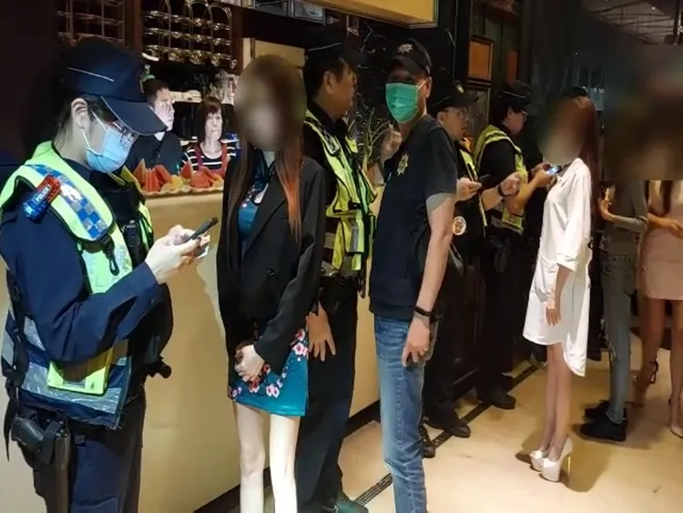 警方臨檢。桃園警分局提供
