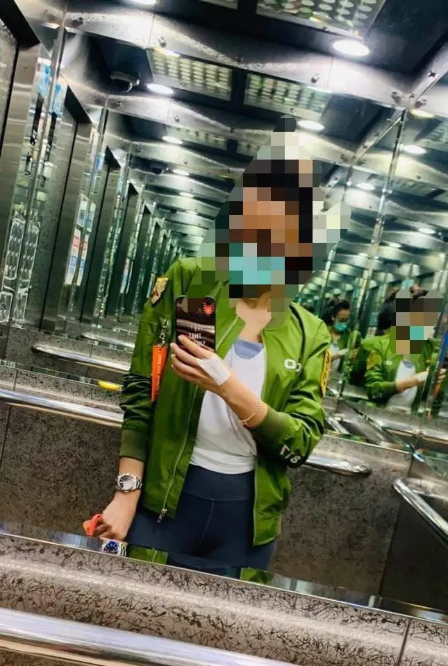 劉向婕穿著蔡英文競選飛行外套。翻攝自黃揚明臉書