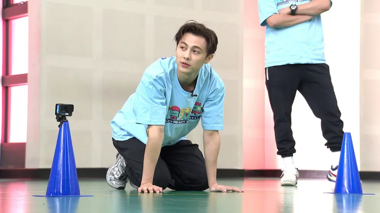 邱勝翊認真確認遊戲規則。台視提供