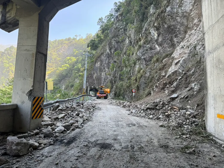 中橫便道多處坍方。民眾提供
