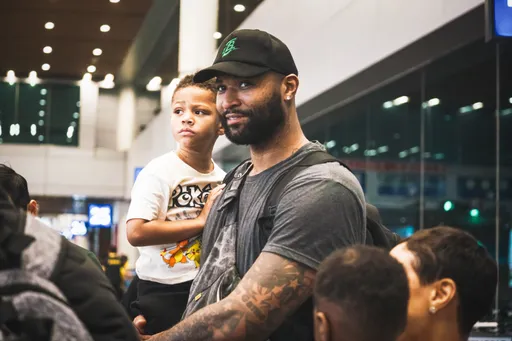 「表弟」卡森斯回來了!這次帶家人隨行 一下飛機就喊這句話