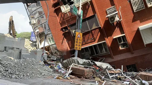 鄰屋視角曝!「軟腳天王星」靠消波塊撐住 張齡予:再1公分就會倒