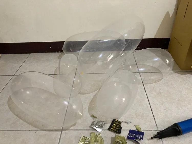 老公用岡X保險套及打氣筒自製氣球。翻攝自臉書社團「爆廢公社」