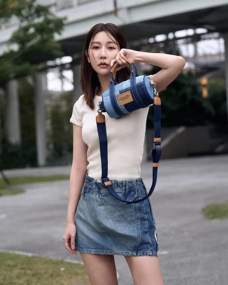 曾莞婷穿上刷舊感上衣、拼布丹寧短裙。翻攝曾莞婷IG