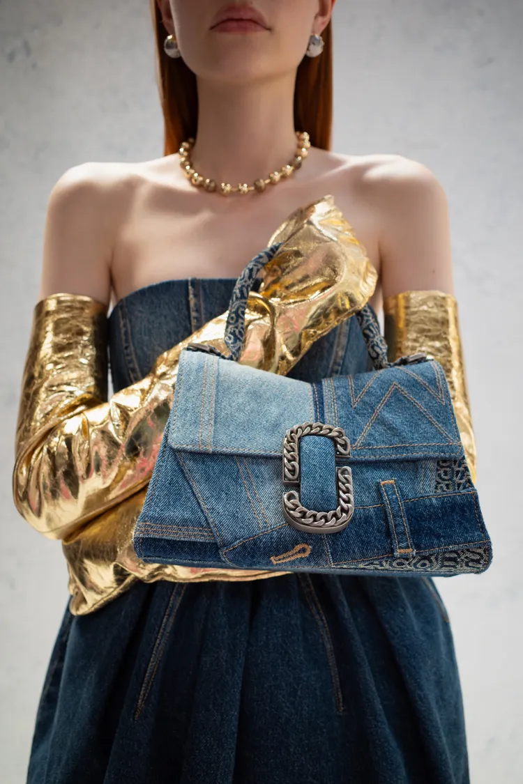 Marc Jacobs春夏將丹寧材質結合手作拼接。品牌提供