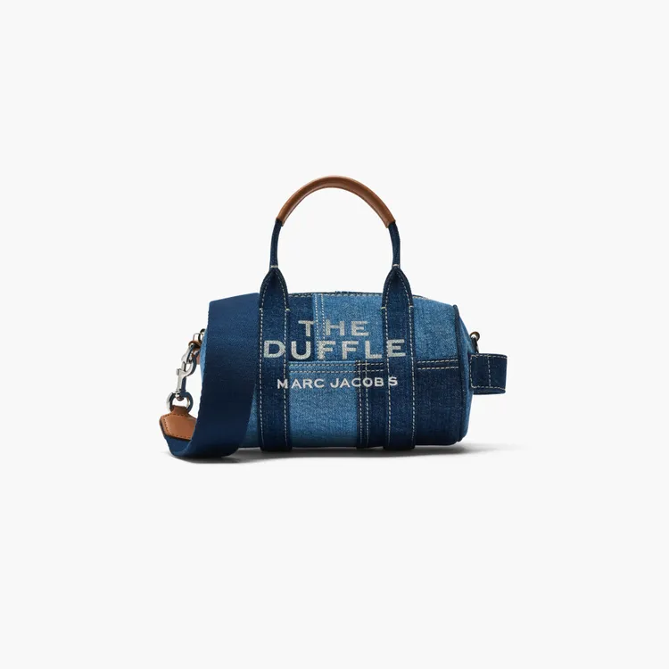 Marc Jacobs 拼布丹寧The Duffle迷你圓筒包，1萬1900元。品牌提供