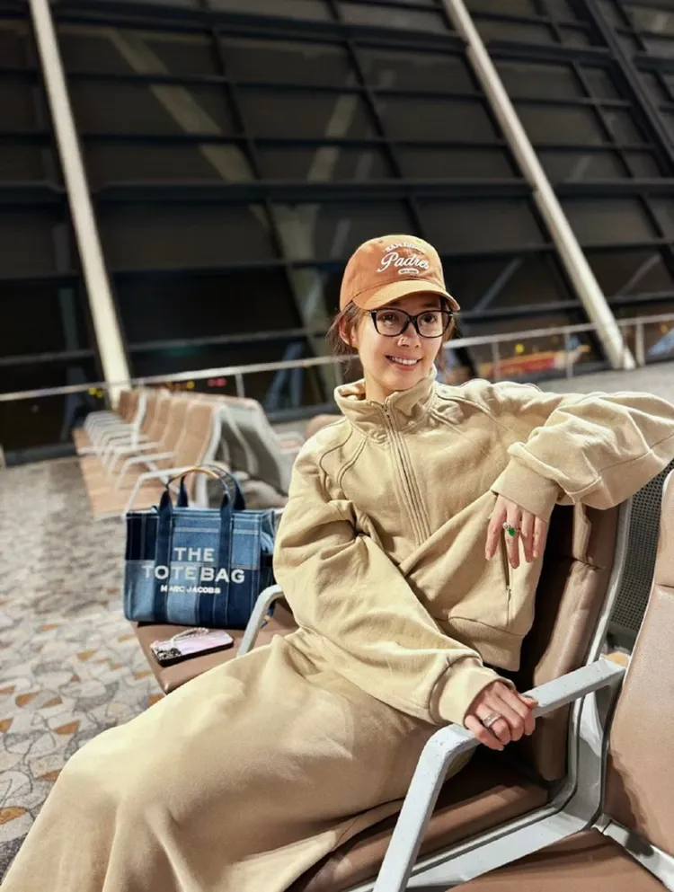 郭碧婷搭配拼布丹寧托特包。品牌提供