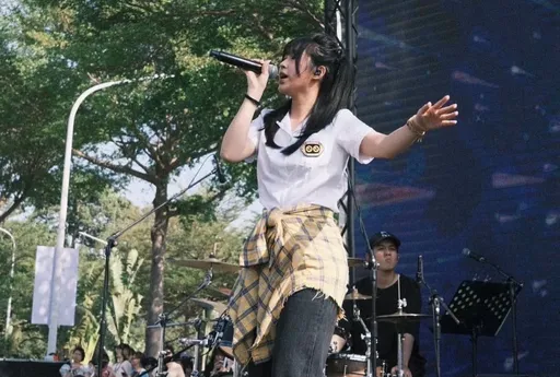 五月天冠佑17歲正妹女兒突襲開唱 小玫瑰清亮嗓音圈粉無數