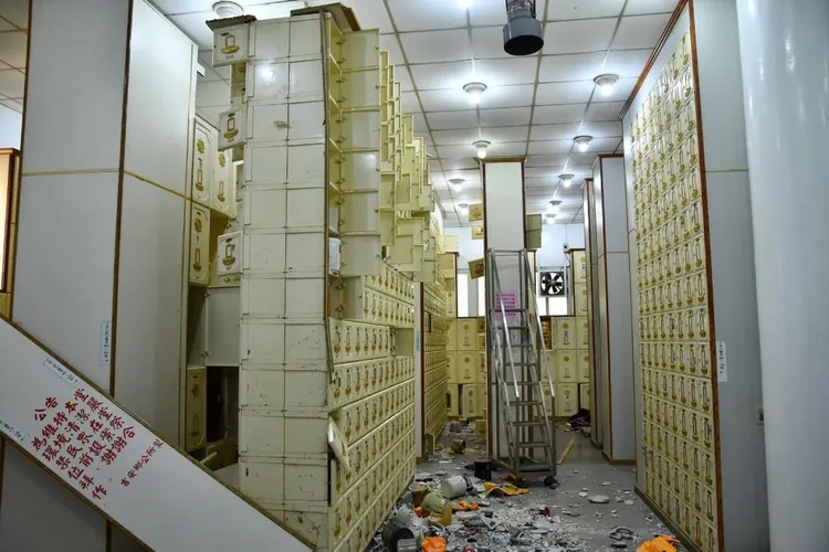 花蓮吉安鄉慈雲山納骨塔大批骨灰罈應聲倒塌、骨灰散落一地。（圖／翻攝自游淑貞臉書）