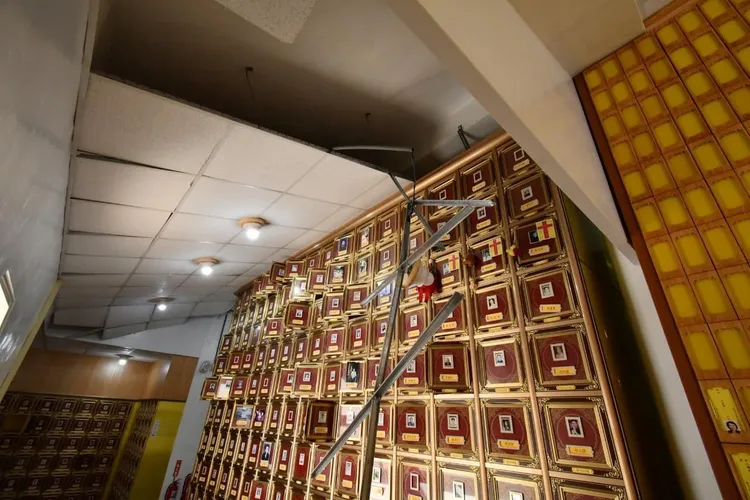 花蓮吉安鄉慈雲山納骨塔大批骨灰罈應聲倒塌、骨灰散落一地。（圖／翻攝自游淑貞臉書）