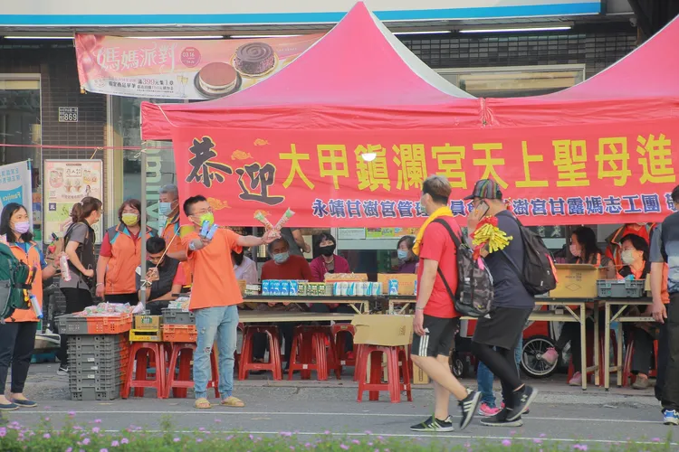 永靖甘澍宮設置香客補給站。甘澍宮提供