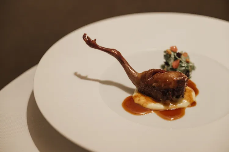 主廚為Lexus設計義大利野味乳鴿，以自製3個月的Lardo搭配，讓車主品嚐肉鮮脂甜的滋味。業者提供