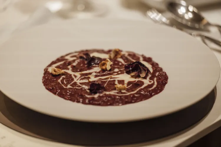 主廚特別推出Lexus專屬義大利傳統燉飯，採阿瑪羅尼紅酒烹製，搭配蜂蜜與芝士平衡酒體單寧。業者提供