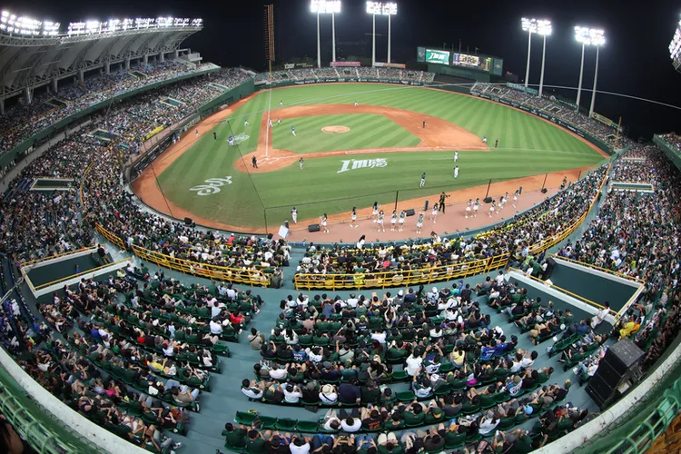 台鋼主場開幕戰擠進破萬球迷。 中央社