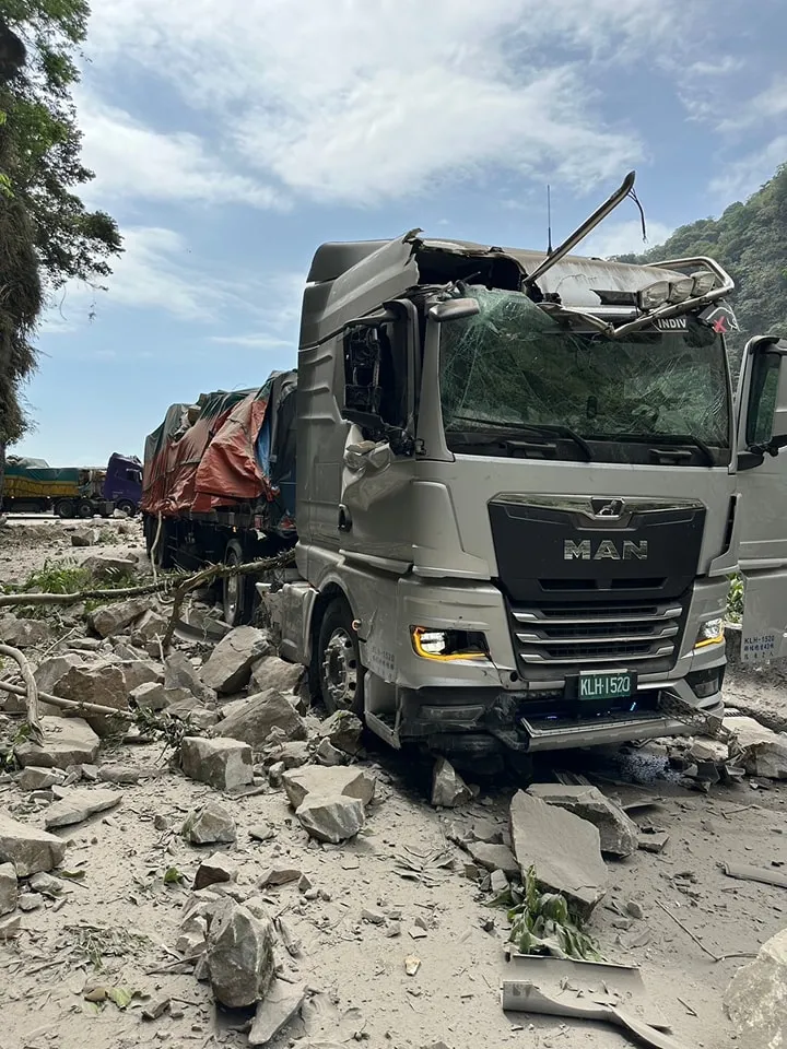 蘇花公路傳出大車遭落石砸毀。翻攝自臉書社團「以蘇花公路即時路況為主」