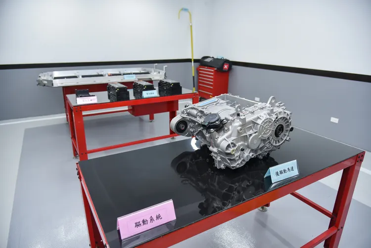 Kia總代理台灣森那美起亞提供相關維修設備如電動車專用工具、電動車充電樁、動力電池承載車等，提供全面的智慧電動車培育環境。業者提供