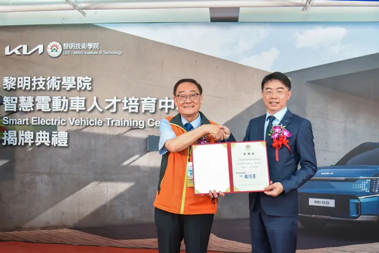 Kia總代理台灣森那美起亞總裁李昌益(右)與黎明技術學院校長林明芳(左)，共同為「智慧電動車人才培育中心」揭牌典禮站台。業者提供