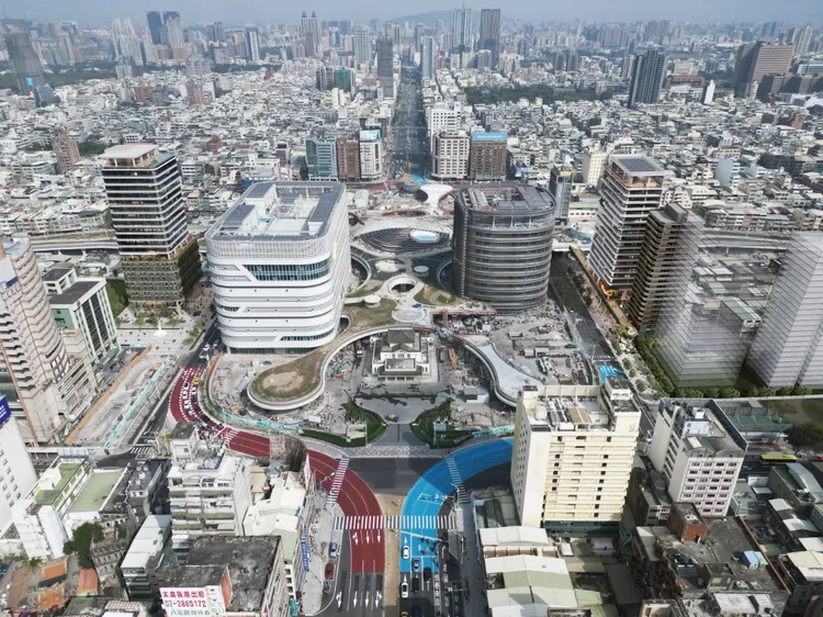 高雄市推出「表參道計畫」改善商圈軟硬體，同時串連新高雄車站改建，提振商圈經濟。市府提供