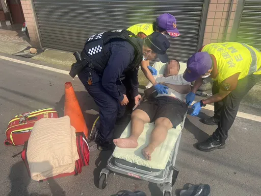 桃園壯碩男這原因癱倒路邊 大園警關心助送醫