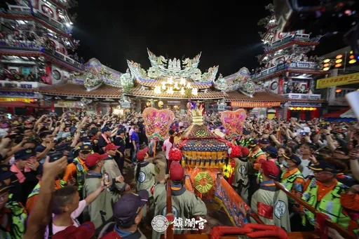 大甲媽駐駕奉天宮!信眾熱情爆棚連牌樓也起火 祝壽大典莊嚴隆重