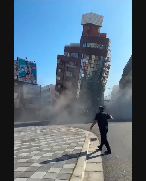 「爸爸不要太靠近」!花蓮9層樓華廈坍塌 駭人影片曝光