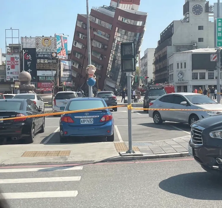 花蓮一棟大樓被震到坍塌。讀者提供