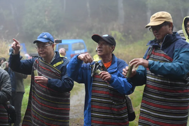 泰雅族人以小米酒祈求祖靈給予Lisayung祝福。臺中分署提供