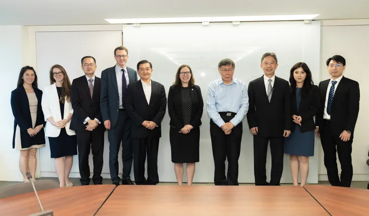 柯文哲向羅森柏格說明民眾黨選後發展，民眾黨及AIT各派員參與會晤交流。民眾黨提供