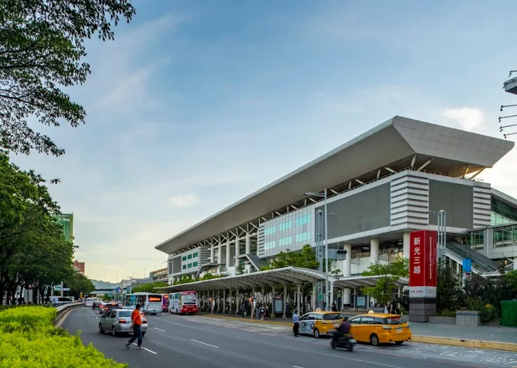 「冠傑高鐵新特區」車程8分鐘可到百貨商場及明星學區，屬於高市近期新興熱門重劃區。冠傑建設提供