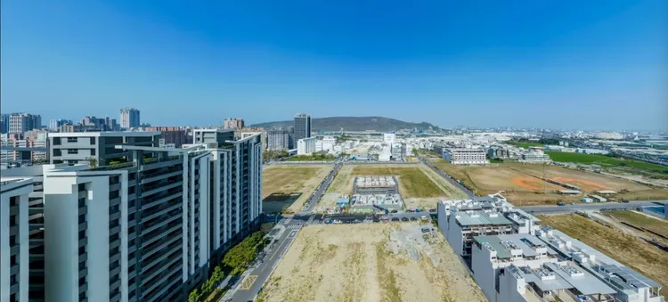 霞海重劃區內目前仍有許多建商購地卡位，未來陸續推案後房價也跟著上揚。冠傑建設提供