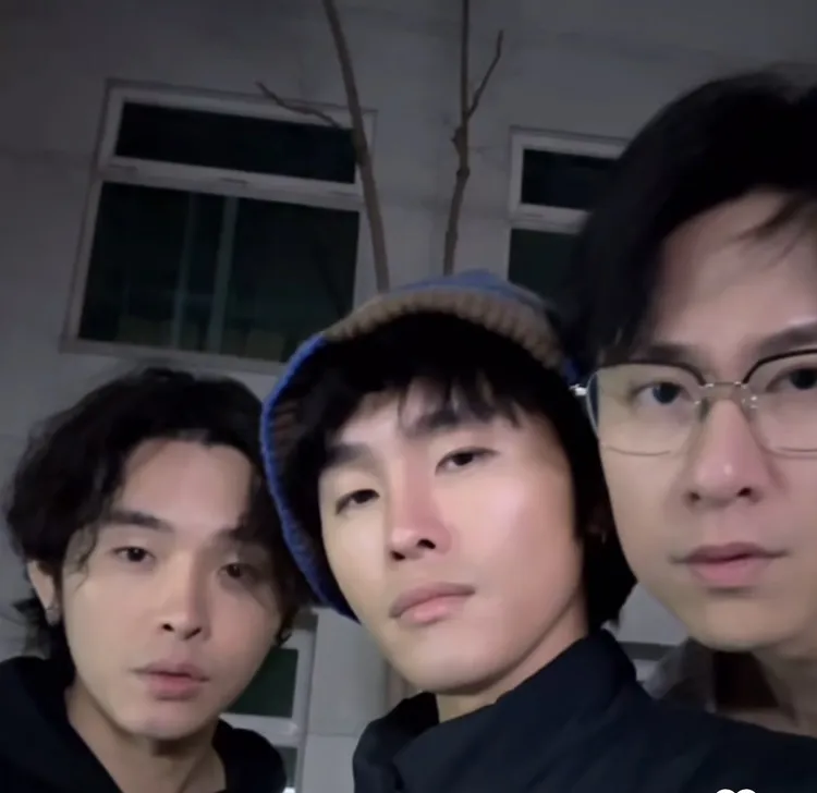 劉書宏（右起）和展榮、展瑞拍片。翻攝劉書宏IG