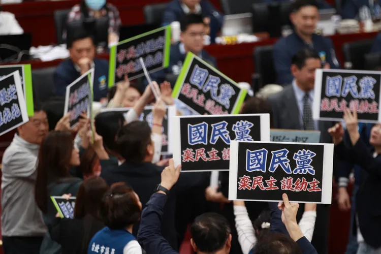 北市藍綠議員在議場吵成一團。記者葉家瑋攝