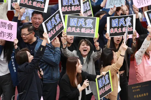 蔣萬安遭諷「長得好看的沒靈魂稻草人」　藍綠北市議會互槓亂成一團